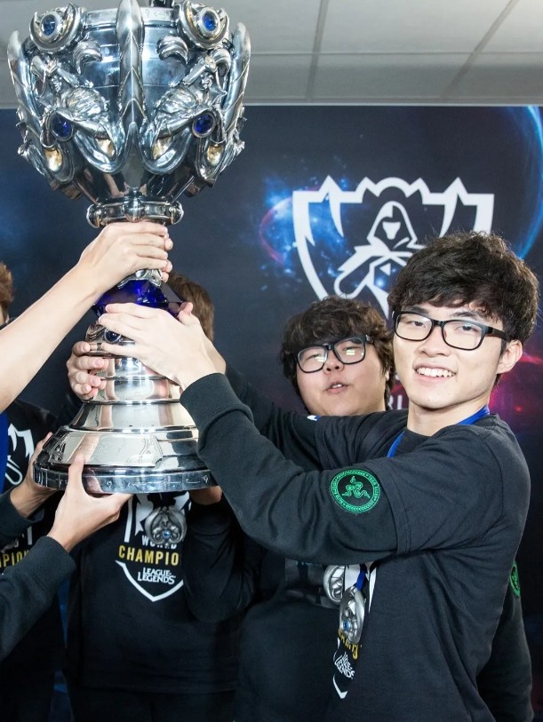 赛事官方分享Faker历年S赛决赛阶段照片:GOAT