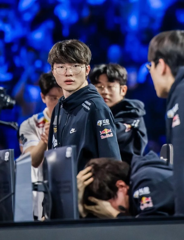 赛事官方分享Faker历年S赛决赛阶段照片:GOAT