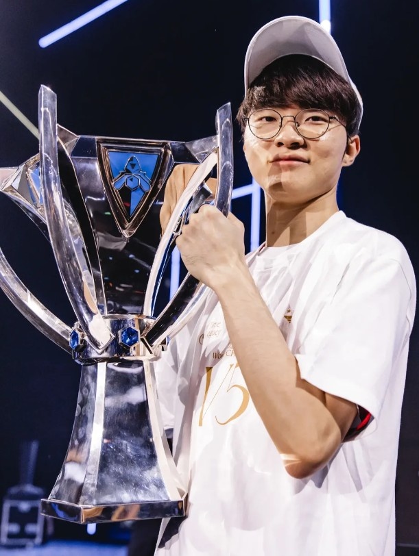 赛事官方分享Faker历年S赛决赛阶段照片:GOAT