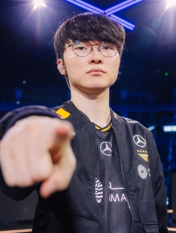 赛事官方分享Faker历年S赛决赛阶段照片:GOAT